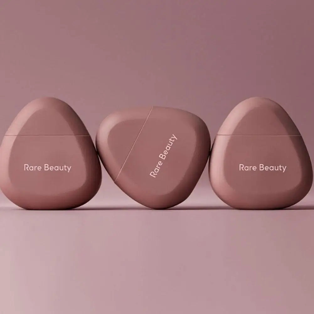 Crème pour les mains Rare Beauty Find Comfort Fragrance Serie : Hydrate et nourrit, améliore la sécheresse, texture légère et absorption rapide.