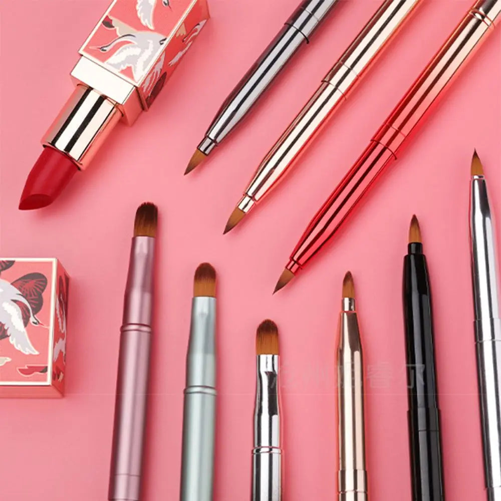 Pinceau à lèvres rétractable, outil de maquillage portable, avec capuchon de protection, pour les yeux et les lèvres.