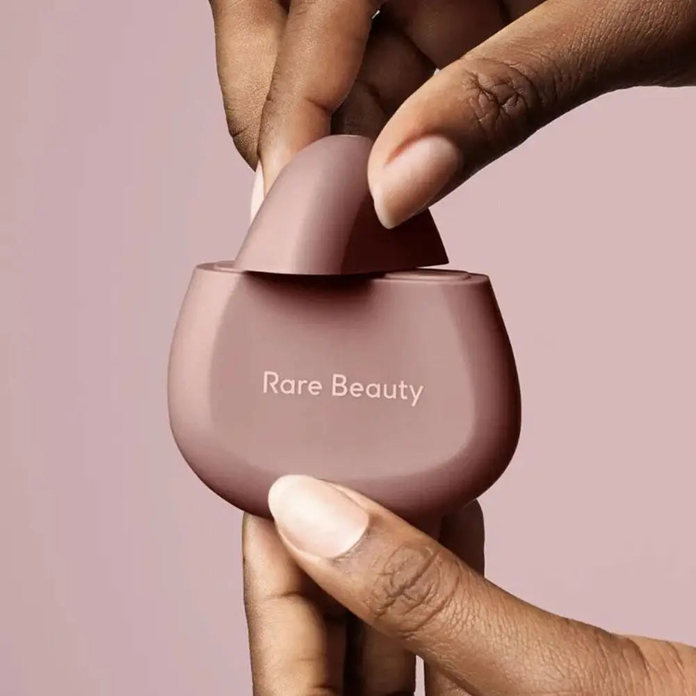 Crème pour les mains Rare Beauty Find Comfort Fragrance Serie : Hydrate et nourrit, améliore la sécheresse, texture légère et absorption rapide.