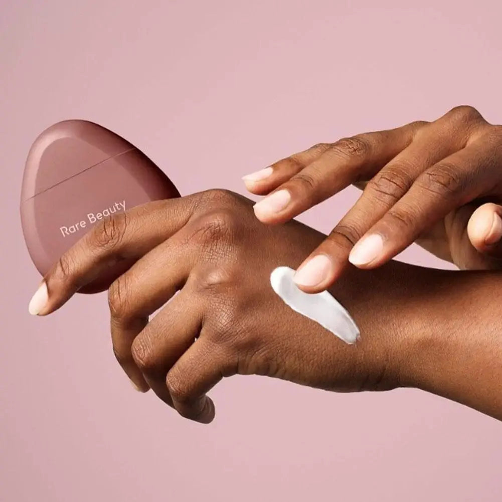 Crème pour les mains Rare Beauty Find Comfort Fragrance Serie : Hydrate et nourrit, améliore la sécheresse, texture légère et absorption rapide.