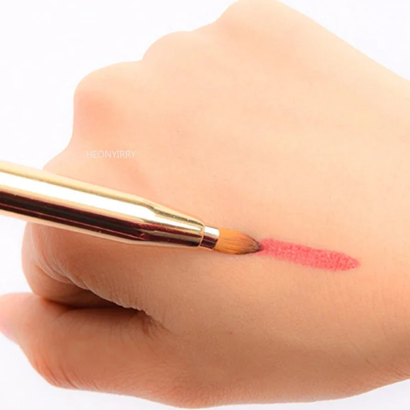 Pinceau rétractable pour les lèvres, pinceau à rouge à lèvres et gloss, pinceau télescopique double usage pour les lèvres et les yeux, outil de beauté avec capuchon de protection